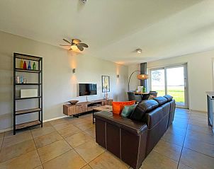 Gemtliche Sitzecke mit Ledersofa im Apartment Bos en Duin 37, De Dennen, Texel, ideal zum Entspannen.