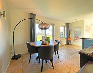 Essecke mit Blick ins Grne im Appartement Bos en Duin 37, De Dennen, Texel, ideal fr gemtliche Mahlzeiten.