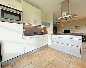 Moderne Kche im Appartement Bos en Duin 37, De Dennen, Texel mit klaren Linien und komplett ausgestattet.