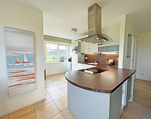 Helle und gerumige Kche im Appartement Bos en Duin 37, De Dennen, Texel, mit Blick auf den Garten.