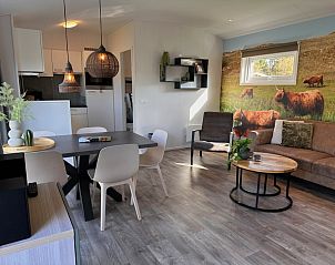 Gemtliches Wohnzimmer im Ferienpark De Bremakker  Bosveld 128, mit moderner Einrichtung und Naturthema, gelegen in De Dennen, Texel.