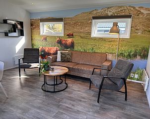 Gemtliches Wohnzimmer im Ferienpark De Bremakker  Bosveld 128, De Dennen, Texel, mit komfortabler Sitzecke und naturbezogener Inneneinrichtung.