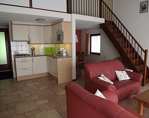 Gemtliches Wohnzimmer mit offener Kche im Ferienhaus Gortersmient 282, De Dennen, Texel fr einen komfortablen Aufenthalt.