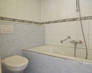 Modernes Badezimmer mit Badewanne im Ferienhaus Gortersmient 282, De Dennen, Texel zur Entspannung nach einem erlebnisreichen Tag.