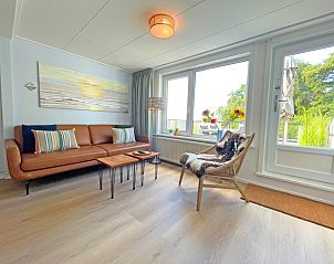 Gerumiges Wohnzimmer im Appartement Bos en Duin 20, De Dennen, Texel, mit gemtlicher Sitzecke und viel Tageslicht.