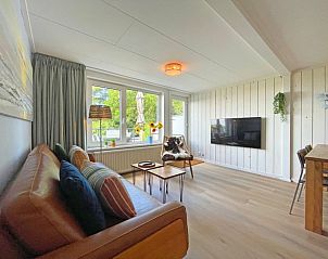 Modernes Wohnzimmer mit groen Fenstern im Apartment Bos en Duin 20, De Dennen, Texel, ideal zum Entspannen.