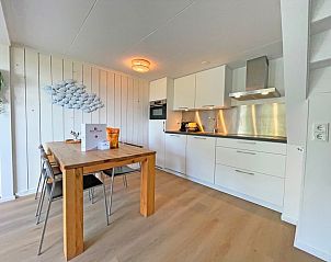 Stilvolle Kche und Essbereich im Appartement Bos en Duin 20, De Dennen, Texel, ideal fr Selbstversorgerferien.