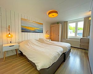 Komfortables Schlafzimmer mit Doppelbett im Appartement Bos en Duin 20, De Dennen, Texel, fr eine gute Nachtruhe.
