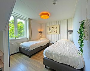 Zweites Schlafzimmer mit zwei Einzelbetten im Appartement Bos en Duin 20, De Dennen, Texel, ideal fr Familien.