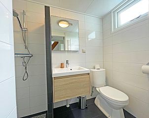 Modernes Badezimmer mit Dusche im Apartment Bos en Duin 20, De Dennen, Texel, fr einen komfortablen Aufenthalt.