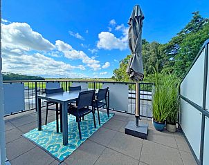 Gerumige Terrasse mit schner Aussicht im Apartment Bos en Duin 20, De Dennen, Texel, ideal fr Mahlzeiten im Freien.