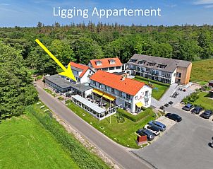 Luftaufnahme des Appartements Bos en Duin 20, De Dennen, Texel, gelegen in einer grnen, ruhigen Gegend.