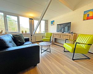 Gemtliche Sitzecke im Appartement Bos en Duin 36, De Dennen, Texel mit grnen Sthlen und einem Flachbildfernseher.