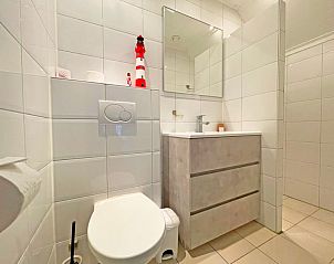 Stilvolles Badezimmer im Apartment Bos en Duin 36, De Dennen, Texel mit modernem Waschbecken und Toilette.