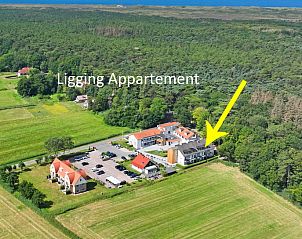 Luftaufnahme der Lage des Appartements Bos en Duin 36 in De Dennen, Texel, umgeben von Natur.