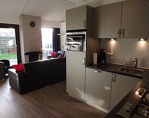 Moderne keuken in Vakantiehuis Gortersmient 210, De Dennen, Texel met comfortabele zithoek.