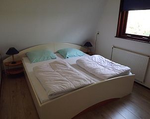 Comfortabele slaapkamer met tweepersoonsbed in Vakantiehuis Gortersmient 210, De Dennen, Texel.