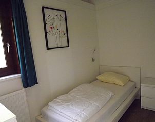 Eenpersoonskamer met raam in Vakantiehuis Gortersmient 210, De Dennen, Texel.