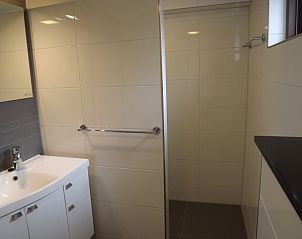 Moderne badkamer met douche in Vakantiehuis Gortersmient 210, De Dennen, Texel.