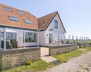 Vakantiehuis Peter in De Dennen, Texel met ruime veranda en uitzicht op het platteland.