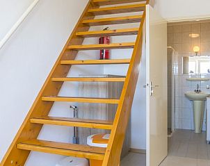 Houten trap en badkamer in vakantiehuis Peter, De Dennen, Texel met moderne faciliteiten.