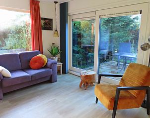 Helles Wohnzimmer des Ferienhauses Dunkonijn in De Dennen Texel mit Blick auf den Garten.