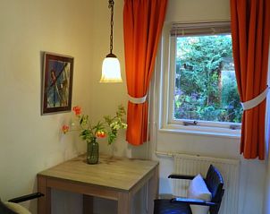 Gemtliche Essecke in Dunkonijn Ferienhaus De Dennen Texel mit stimmungsvoller Dekoration.