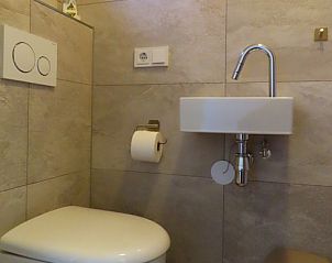 Modernes Badezimmer in Duinkonijn Ferienhaus De Dennen Texel mit stilvollen Sanitranlagen.