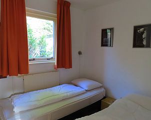 Komfortables Schlafzimmer in Dunkonijn Ferienhaus De Dennen Texel mit erholsamer Aussicht.