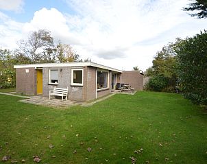 Bungalow Verste Coogh 56 in De Dennen, Texel, met ruime tuin en terras voor ontspanning op de Waddeneilanden.