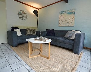 Stijlvolle zithoek in Bungalow Verste Coogh 56 in De Dennen, Texel, perfect voor ontspanning op de Waddeneilanden.