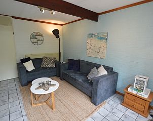 Lichte woonkamer van Bungalow Verste Coogh 56, De Dennen, Texel, met moderne inrichting en sfeervolle verlichting.