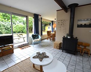 Ruime leefruimte in Bungalow Verste Coogh 56, De Dennen, Texel, met open zicht op de groene omgeving.