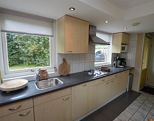 Moderne keuken in Bungalow Verste Coogh 56, De Dennen, Texel, volledig uitgerust voor een comfortabel verblijf.