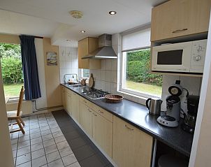 Praktische keuken in Bungalow Verste Coogh 56, De Dennen, Texel, met moderne apparatuur en veel werkruimte.