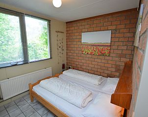 Slaapkamer in Bungalow Verste Coogh 56, De Dennen, Texel, met comfortabel tweepersoonsbed en rustgevende sfeer.