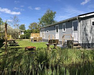Geniet van de rust bij Vakantiepark de Bremakker - Bosveld 103, een sfeervol vakantiehuis in De Dennen, Texel, omgeven door groene natuur.