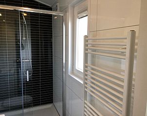 Moderne badkamer in Vakantiepark de Bremakker - Bosveld 103, vakantiehuis in De Dennen, Texel, met luxe douche en handdoekradiator.