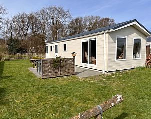 Ferienpark De Bremakker  Chalet Skeep, ein charmantes Ferienhaus in De Dennen, Texel, umgeben von Grn und beruhigender Natur.
