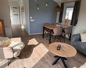 Gemtliches Wohnzimmer im Chalet Skeep im Ferienpark De Bremakker, De Dennen, Texel. Komfortable Sitzecke und Essbereich in heller Umgebung.