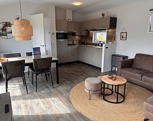 Gemtliche Kche und Essbereich im Chalet Wulk, Vakantiepark de Bremakker, De Dennen, Texel mit modernem Design.