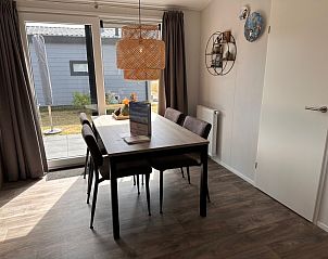 Essecke mit Blick auf die Terrasse im Chalet Wulk, Vakantiepark de Bremakker, Texel, ideal fr Familienessen.