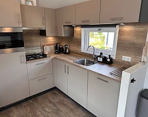 Moderne Kche im Chalet Wulk im Vakantiepark de Bremakker, Texel mit kompletter Ausstattung fr komfortables Kochen.