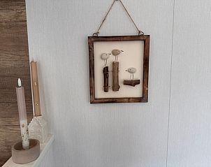 Die kunstvolle Wanddekoration im Chalet Wulk, Vakantiepark de Bremakker, Texel, verleiht dem Raum Charme.