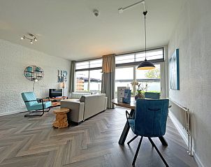 Heller Essbereich im Apartment Bos en Duin 03, De Dennen, Texel mit Blick auf den Garten und viel Tageslicht.