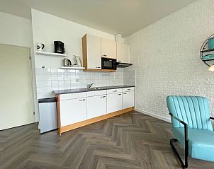 Kompakte Kche im Apartment Bos en Duin 03, De Dennen, Texel mit modernen Gerten und stilvollem Dekor.