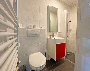 Modernes Badezimmer im Appartement Bos en Duin 03, De Dennen, Texel mit Dusche und stilvoller Einrichtung.