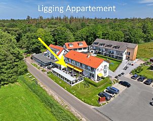 Luftaufnahme des Appartements Bos en Duin 03, De Dennen, Texel mit der umliegenden Natur und den nahe gelegenen Einrichtungen.
