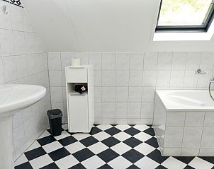 Stilvolles Badezimmer mit Badewanne im Ferienhaus Roodborstje, De Dennen, Texel.