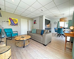 Gezellige woonkamer van Appartement Bos en Duin 16 in De Dennen Texel met moderne inrichting.